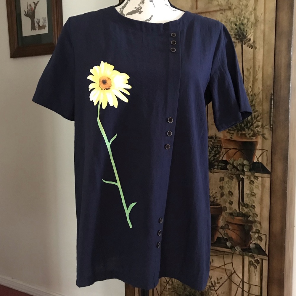 Cellabie Size Medium NWT Navy Blue Daisy Top